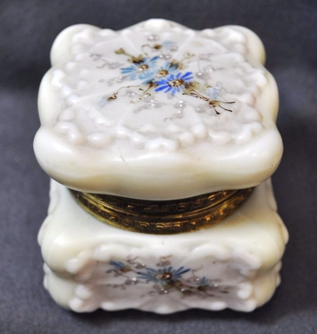 1898-02 WAVE CREST RODEFER MEDALLION PUFFY TRINKET BOX (1 of 5)
