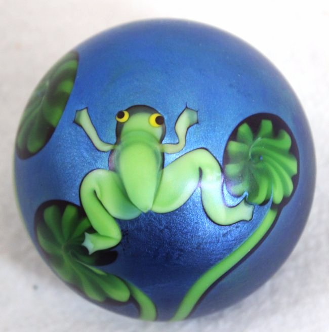 SCARCE 1980 ORIENT & FLUME IRIDESCENT FROG PAPERWEIGHT (1 of 9)