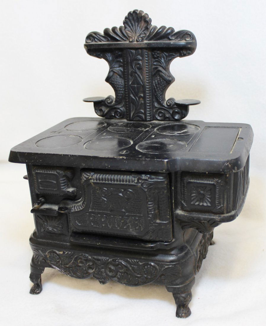 J & E  STEVENS CO PRIZE CAST IRON 12 IN TOY STOVE (1 of 9)