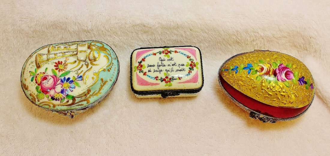 1930s FINE HP LIMOGES PORCELAIN FLORAL TRINKET BOXES: WE SHIP! The AEAA is proud to present this gorgeous hand painted lot of 1930s to 1940s Limoges boxes, including a relief flattened oval horn and florals example, impressed with a PB in a diamond, and 