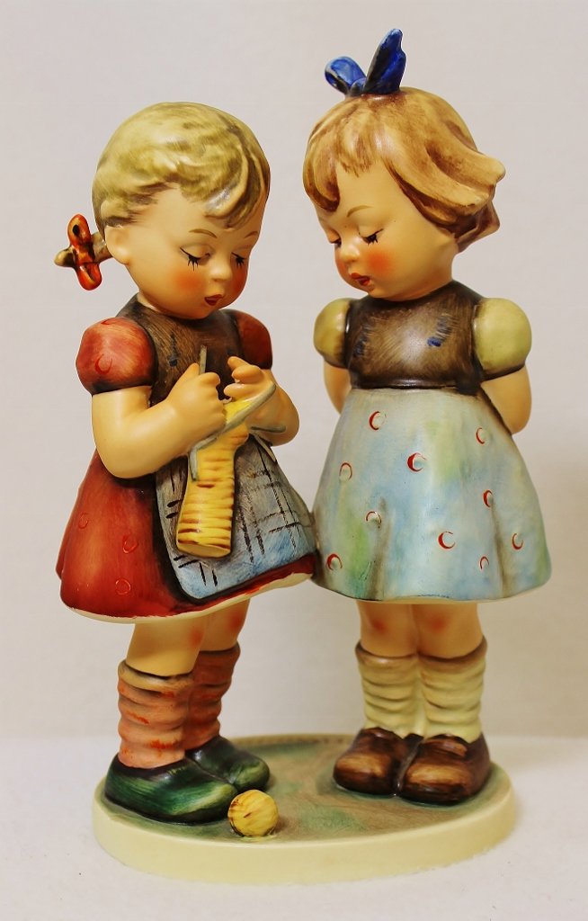 7 1/4 IN HUMMEL FIGURINE 256 KNITTING LESSON 1972 TMK5