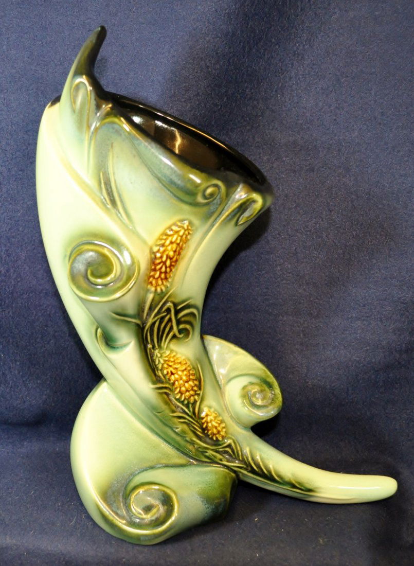 RARE HULL POTTERY S-6-R STANDING CORNUCOPIA (1 of 7)