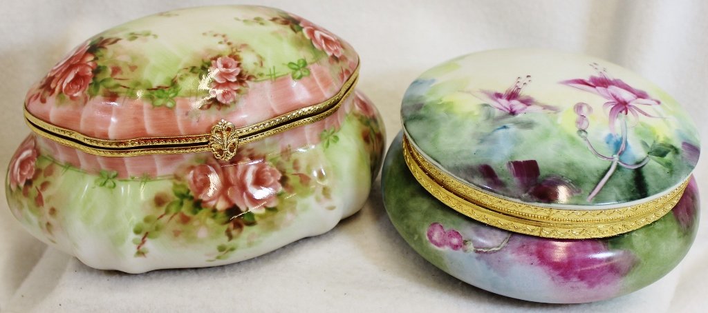 1920s HP REFURBISHED LIMOGES, 1980s LIMOGES CHINA BOXES: The following treasure is from the living estate of Ailene & Buddy Ford; noted dealers and lifelong collectors of exceptional antique & vintage heirlooms. The AEAA is pleased to offer this handsome pa