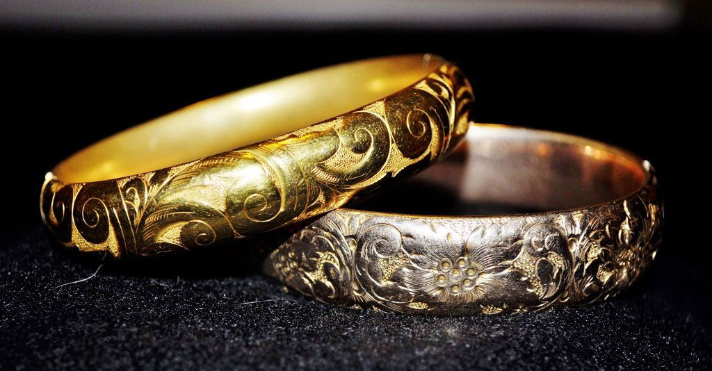 1909-22 EDWARDIAN ORNATE 2 GOLD FILLED BANGLE BRACELETS (1 of 8)