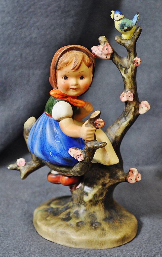 HUMMEL 1950 #141 / TMK 2, 6.5 OLD STYLE APPLE TREE GIRL (1 of 6)