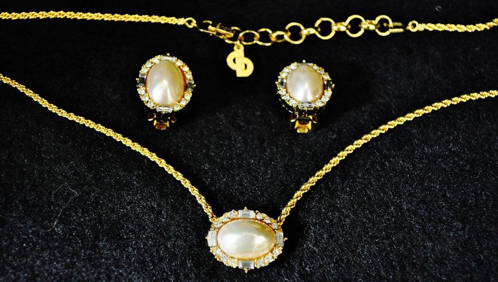 VTG CHRISTIAN DIOR NECKLACE & EARRINGS PEARL GOLD SET (1 of 7)
