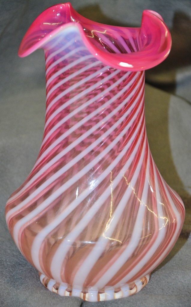 1938 RARE FENTON CRANBERRY SPIRAL OPTIC TRIANGLE VASE (1 of 5)