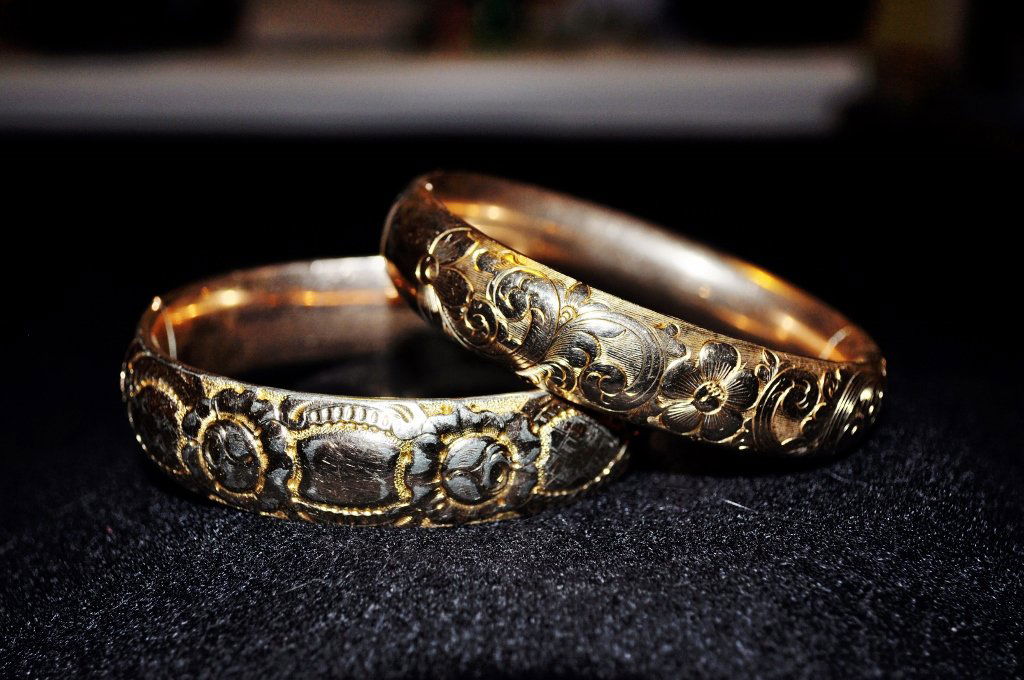 1800'S VICTORIAN ORNATE 2 GOLD BANGLE BRACELETS (1 of 7)