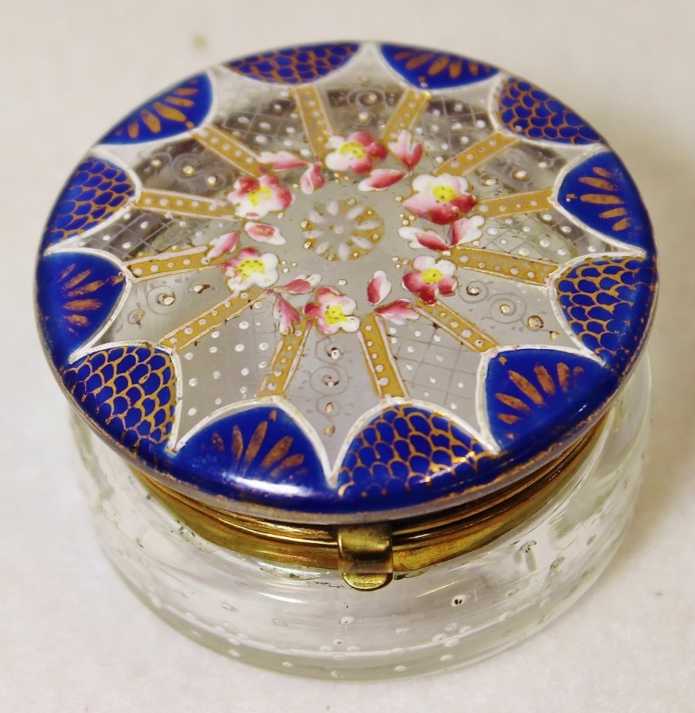 1920s BAVARIAN SCARE HD BLOWN & PAINTED LADIES RING BOX: WE SHIP! The AEAA is proud to present this stunning hand blown & hand painted Bohemian ladies ring box ca. 1920s. This exceptional blown ladies ring box is finished in handsome Ormolu & a crystal base