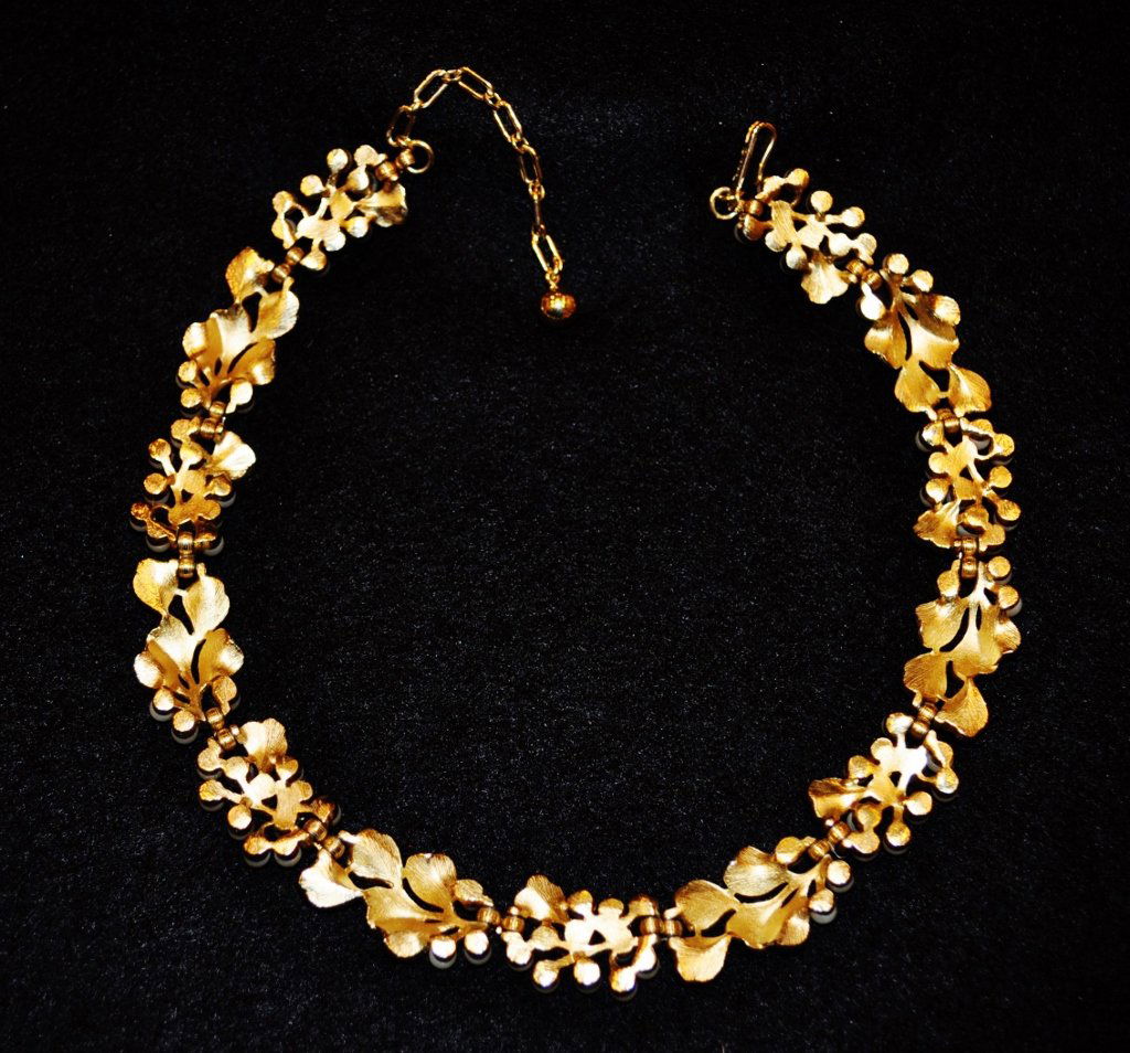 TRIFARI PEARL MISTLETOE CHOKER NECKLACE GOLD: We are very pleased to offer this classic Trifari choker necklace for your consideration. This is an elegant leaf and pearl motif resembling mistletoe. The necklace is constructed with links of pretty