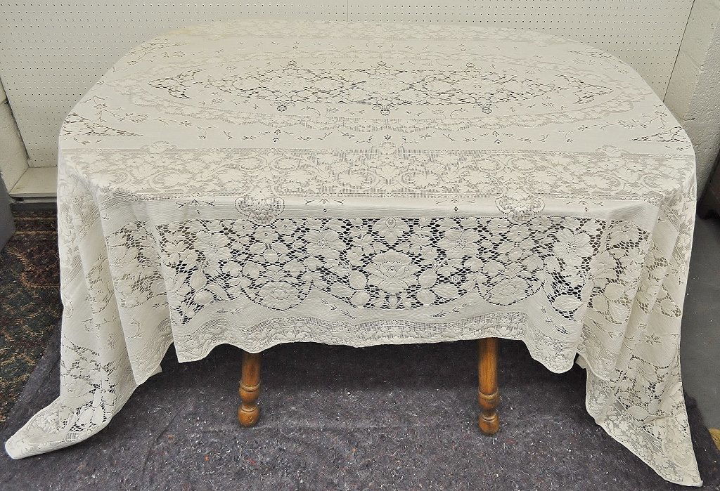 VINTAGE LACE TABLECLOTH FLORAL RECTANGLE 106x70 (1 of 7)