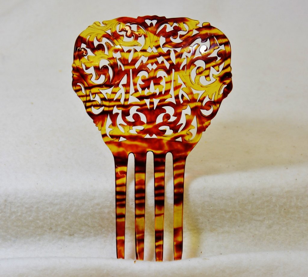 1930s CELLULOID 5" SPANISH MANTILLA FLEUR DE LIS COMB (1 of 3)