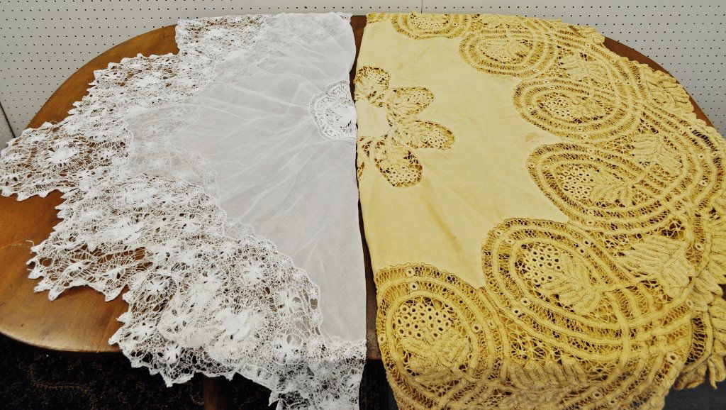 2 ROUND TABLECLOTHS DRAWN WHITE & BOBBIN LACE ECRU HM (1 of 7)