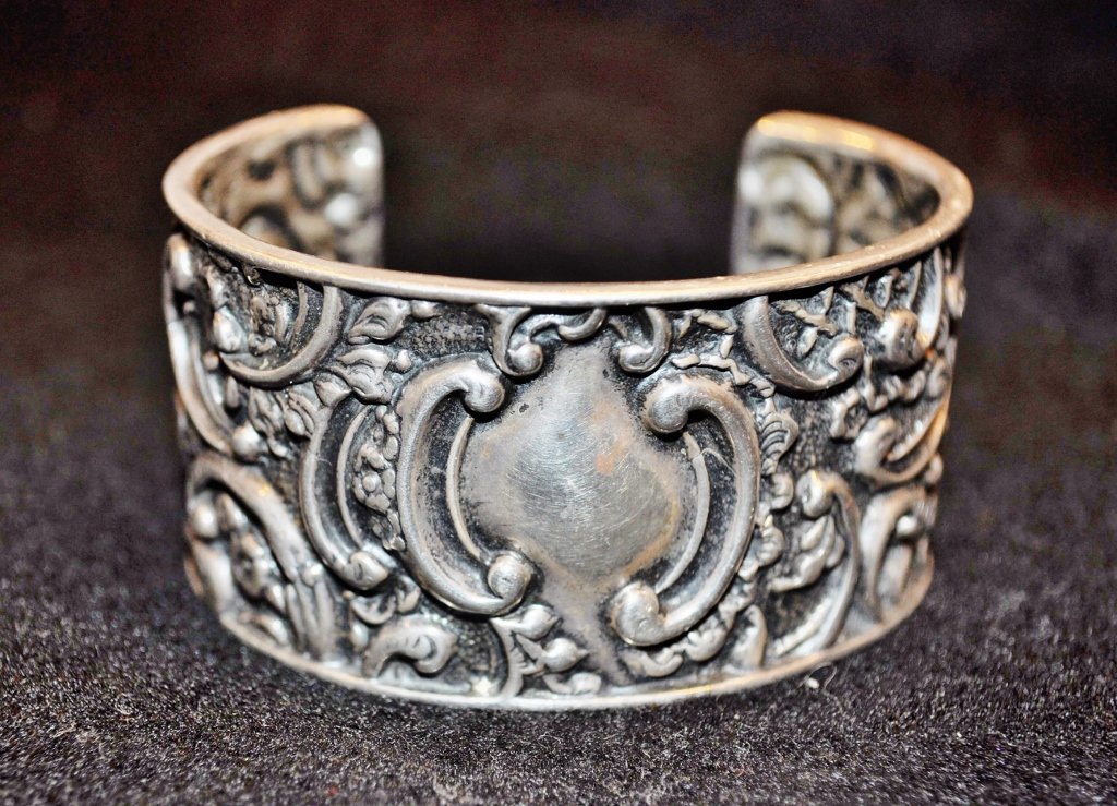 NATHAN & HAYES CHESTER 1898 SILVER CUFF BRACELET: We are very pleased to offer this stunning George Nathan and Ridley Hayes Chester 1898 sterling silver cuff bracelet. A number of this fine manufacturer's items have recently sold at Christie's and co