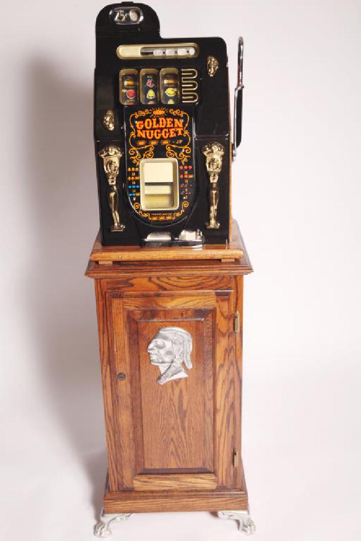 Mill's Golden Nugget Quarter Slot Machine: With mechanical pull arm and wooden base