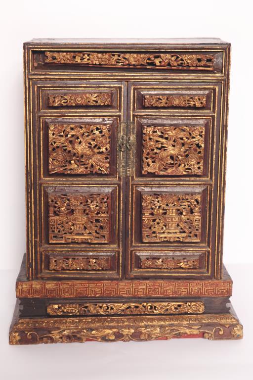 Qing Dynasty Carved Gilt Shrine: Height: 17 inches Width: 11 inches Please contact Eamon at Premier Shipping and Crating for a quote to pack and ship at 941-358-9999 or email at info@premiershipment.com