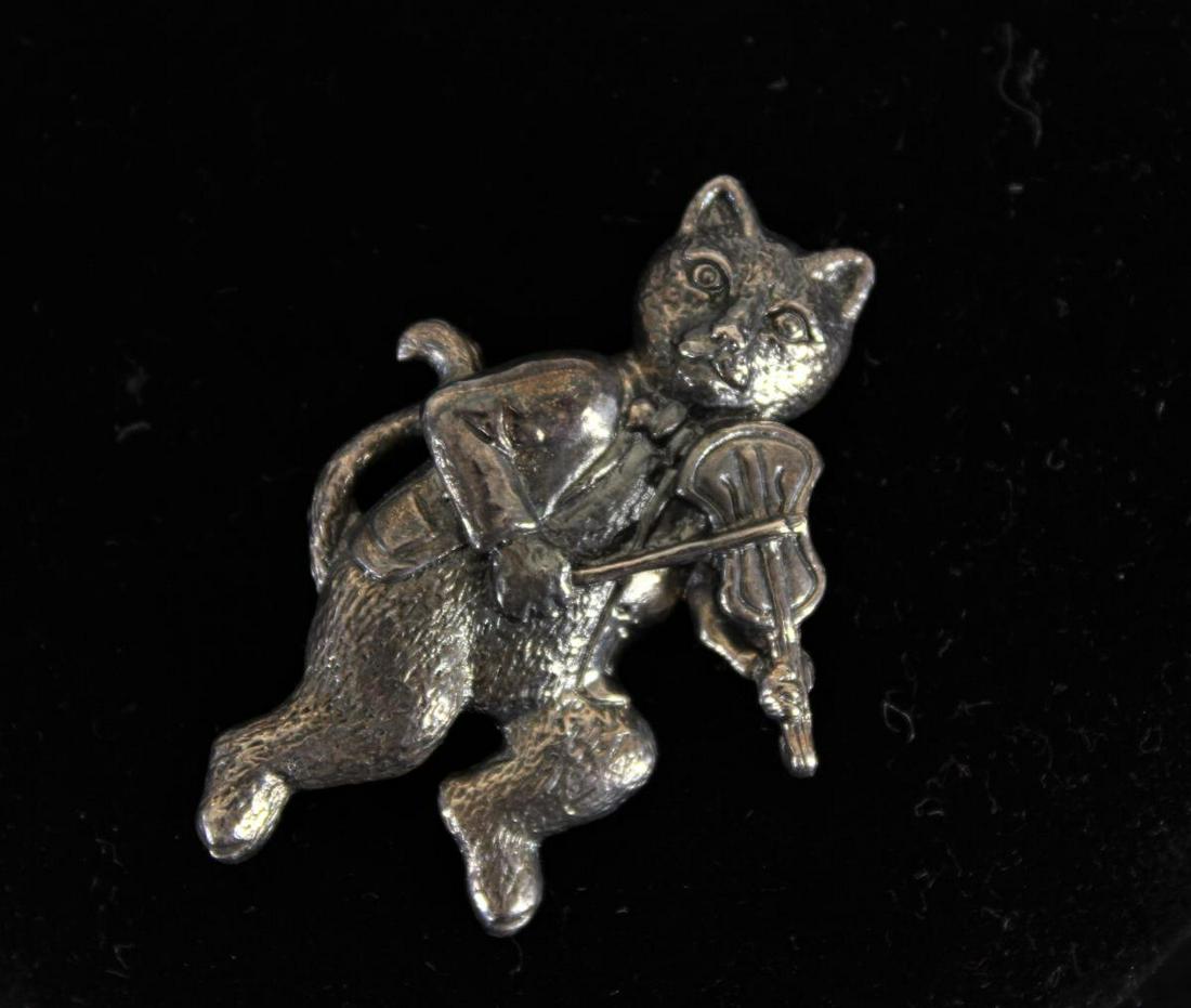 Ladies Sterling Silver Cat Brooch: Around 2 in. Marked 925 on the underside. Brooch of a cat playing the violin. ozt: .54