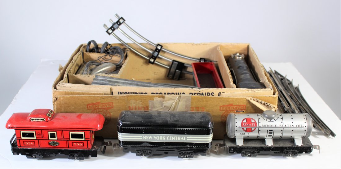 Vintage Lionel Train Set: Several Pieces included.