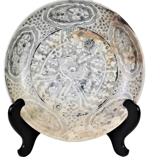 Vietnamese Hoi-An-Hoard Blue & White Charger: Vietnamese Hoi-An-Hoard Blue & White Charger. This collection of porcelain comes from the Hoi An shipwreck, sank in the late 15th-early 16th century (approximately A.D 1490). Produced in the middle 15