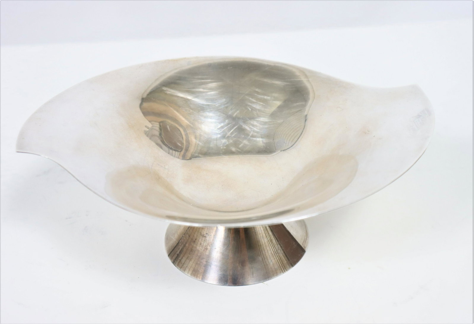 Steiff Footed Sterling Modernist Dish 6.88 ozt.: Steiff Footed Sterling Dish. Marked underneath. Weight: 6.88 ozt. Size: 8 x 6 x 3 in.