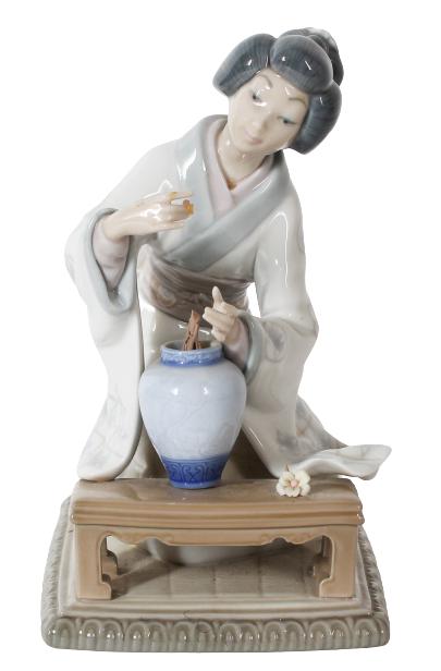 Lladro Geisha Woman Porcelain Figure (1 of 14)
