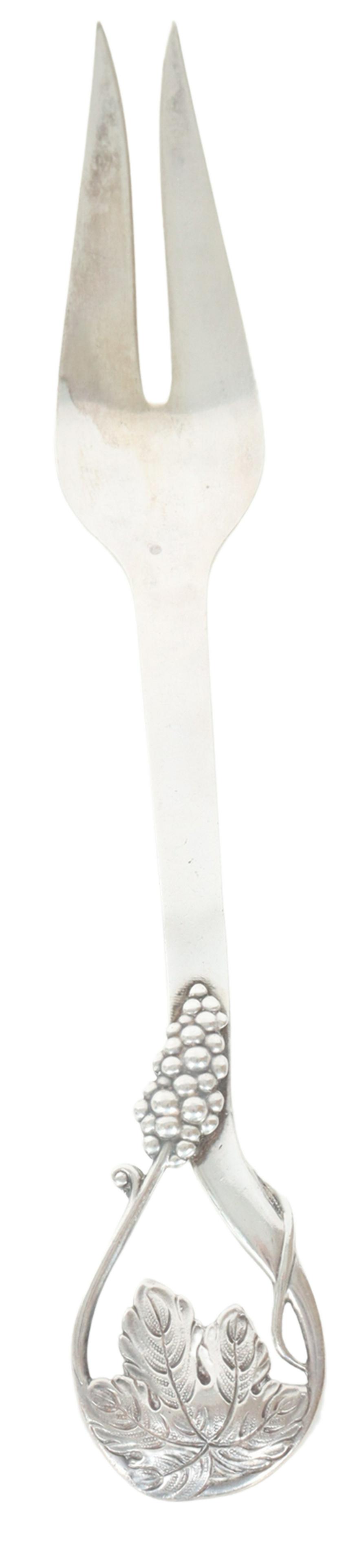 American Sterling Serving hand made Fork 2.5 ozt: Frank M Lighting Sterling Serving Fork 2.5 oztAmerican Hand Made Serving Fork w/ grape motif Size: 9 1/4 in. Bag#19