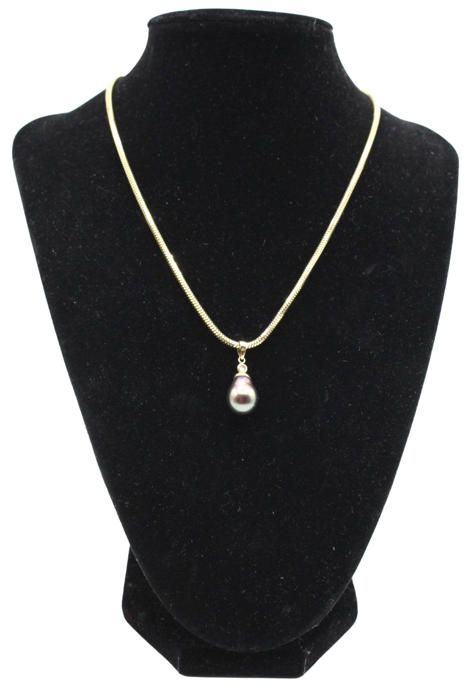 14K Tahitian Black Pearl w/ Chain Necklace: 14K Tahitian Black Pearl Necklace. Size: 8 3/4 in. Weight in DWT: 8 DWT. Weight in Grams: 12.5 G. #2286