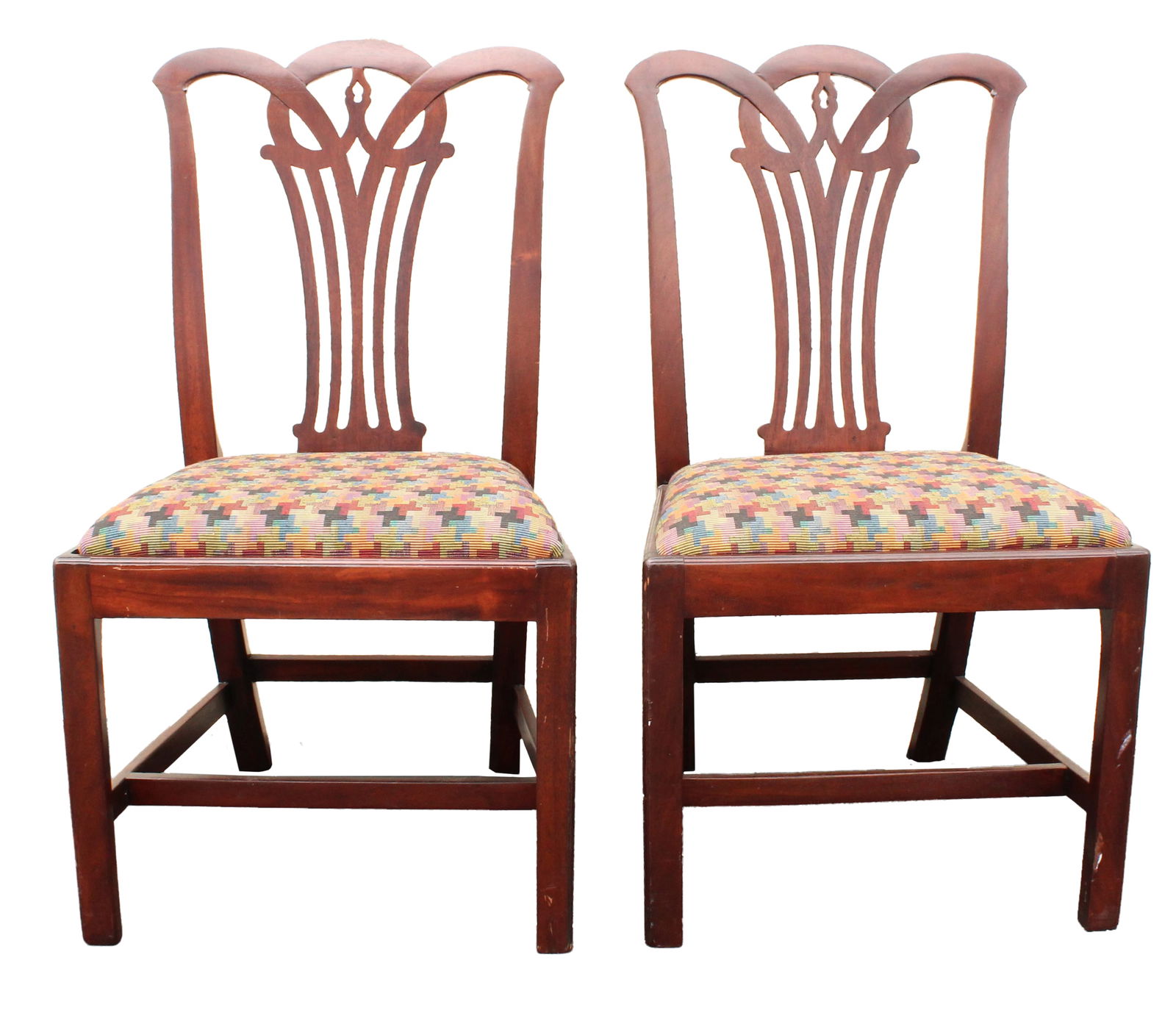American Antique Pair Connecticut Federal Chairs: American Antique Pair of Connecticut Federal Chairs. Appears to be Mahogany carved side chairs with needlepoint fabric covering the seats. Terminating in the Marlboro style leg. Size: 21 x 37 x 17 Sea