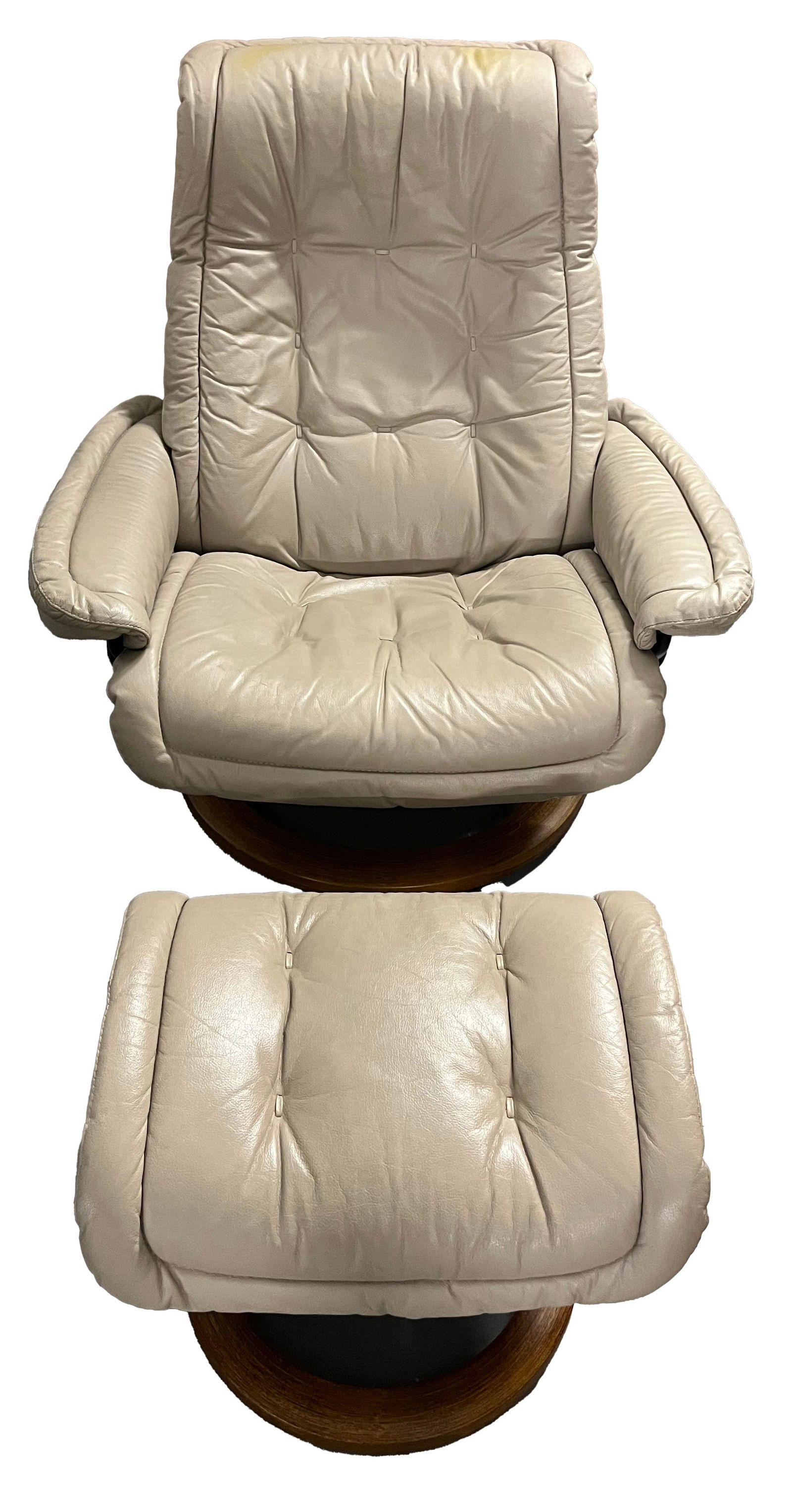 Norwegian Ekornes Stressless Tan Reclining Chair With Matching Ottoman: A vintage Norwegian Ekornes Stressless Tan Reclining and Swiveling Chair With Matching Ottoman. Comfortable leather upholstery and teakwood support on both. Marked on metal bar. Condit