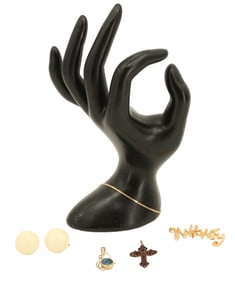 4 Yellow Gold Pieces & 1 Pair of Earrings - Various Karats of Gold - 8.4 g.