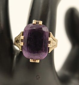Tested 10k Gold and Amethyst Ring - Gross 8.6 g.