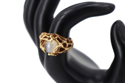 14k Gold and Moonstone Ring - Gross 9 g.