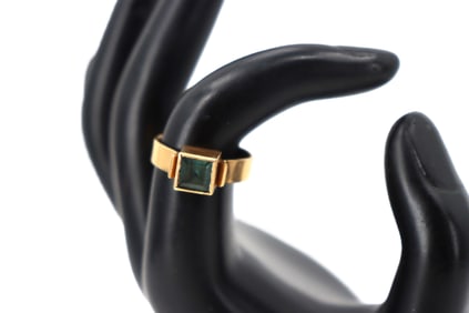18k Gold and Green Stone Ring - Gross 4.8 g.