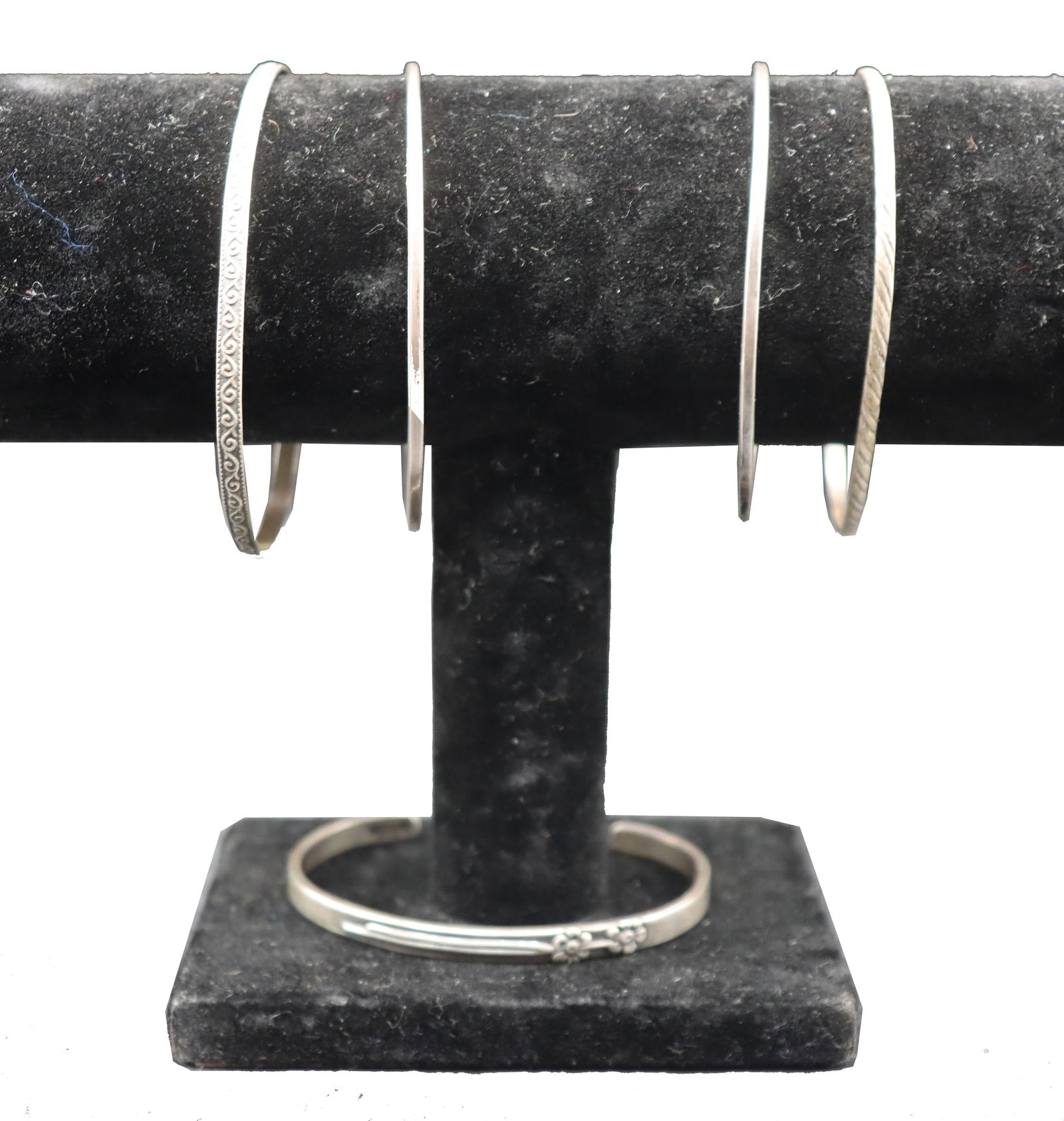 (5) Silver Bangles - 1.210 ozt.: (5) Silver Bangles . Various designs. One says "You are appreciated" on inside. Size: 3 x 2 1/2 in.Weight: 1.210 ozt.#9429