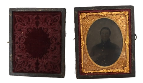 Union Civil War (1860s) Tintype Soldier with Pistol Holding Hilt of Sword