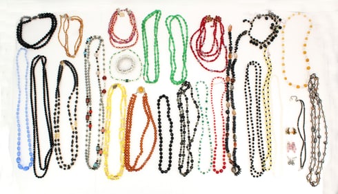 (32) Pieces of Costume Jewelry