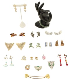 (29) Pieces of Vintage Costume Jewelry