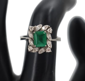 18k Gold, Emerald, and Diamond Ring - Gross 4.8 g.