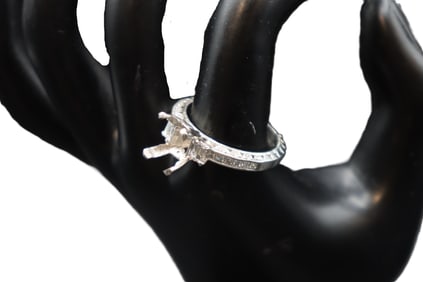 Signed Tacori Platinum and Diamond Ring -Gross 10.2 g