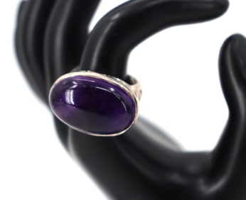 Marked 925 Silver and Oval Cabochon Amethyst Ring - Gross 0.41 ozt.