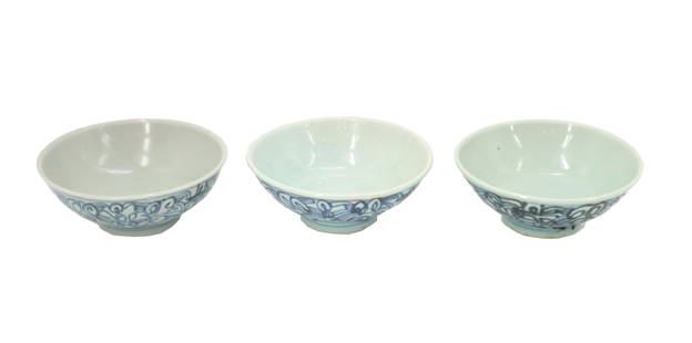 (3) Chinese Blue and White Porcelain Bowls: (3) Chinese Blue and White Porcelain Bowls. Lot comprised of three blue and white porcelain bowls with hand painted foliate patterns on exterior. Unmarked. Size: 6 x 6 x 2 1/4 in. Chinese blue