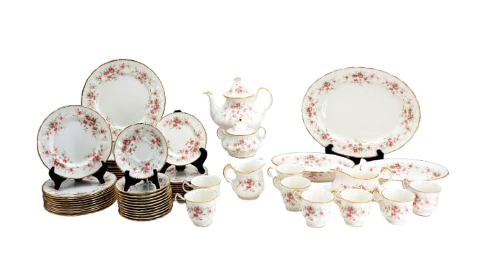 English (62) Piece Paragon Victorian Rose Porcelain Set: English (62) Piece Paragon Victorian Rose Porcelain Set. Back says By appointment to her majesty the queen. China Potters. Paragon. Fine Bone China. England Reg'd. Victorian Rose. This phrase indicate