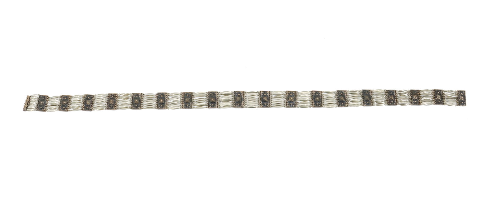 Vintage Mexican Sterling Silver Belt - Gross 4.915 ozt.: Vintage Mexican Sterling Silver Belt - Gross 4.915 ozt. Marked on belt buckle Sterling Mexico. Belt with alternating segments of leaf-form silver links and plaques with raised cross design. Size