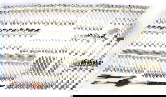 (112) English Wallace Grand Baroque SterlingSilver Flatware - Gross 141.825 ozt.: (112) English Wallace Grand Baroque SterlingSilver Flatware - Gross 141.825 ozt.Including 12 butter knives, 12 serving spoons, 1 carving fork, 1 carving knife, 12 dinner forks, 12 small forks, 27