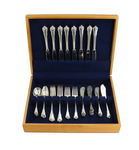 (34) Piece R. Wallace & Co. Grand Colonial Sterling Silver Flatware Set in Box - 28.675 ozt.: (34) Piece R. Wallace & Co. Grand Colonial Sterling Silver Flatware Set in Box - 28.675 ozt. 8 dinner knives, 10 butter knives, 1 fish knife, 4 dinner forks, 4 salad forks, 4 tea spoons, and