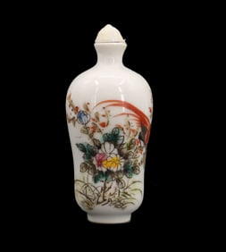 Chinese Hand Painted Porcelain Snuff Bottle