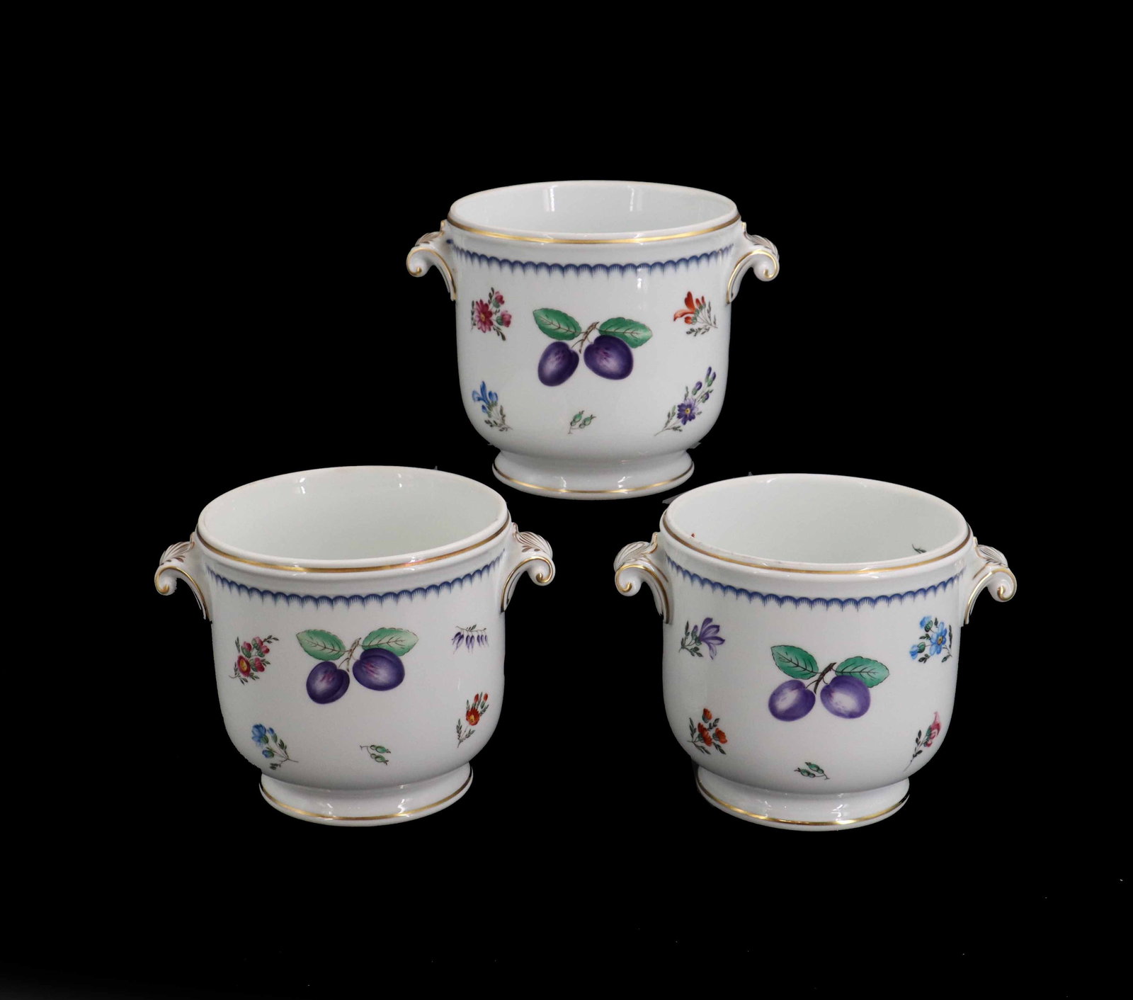 (3) Richard Ginori Italian Polychrome Painted Porcelain Ice Buckets with Italian Fruits Pattern: (3) Richard Ginori Italian Polychrome Painted Porcelain Ice Buckets with Italian Fruits Pattern. Set of three white porcelain ice buckets features elegant gold-rimmed scalloped top edges, small side h