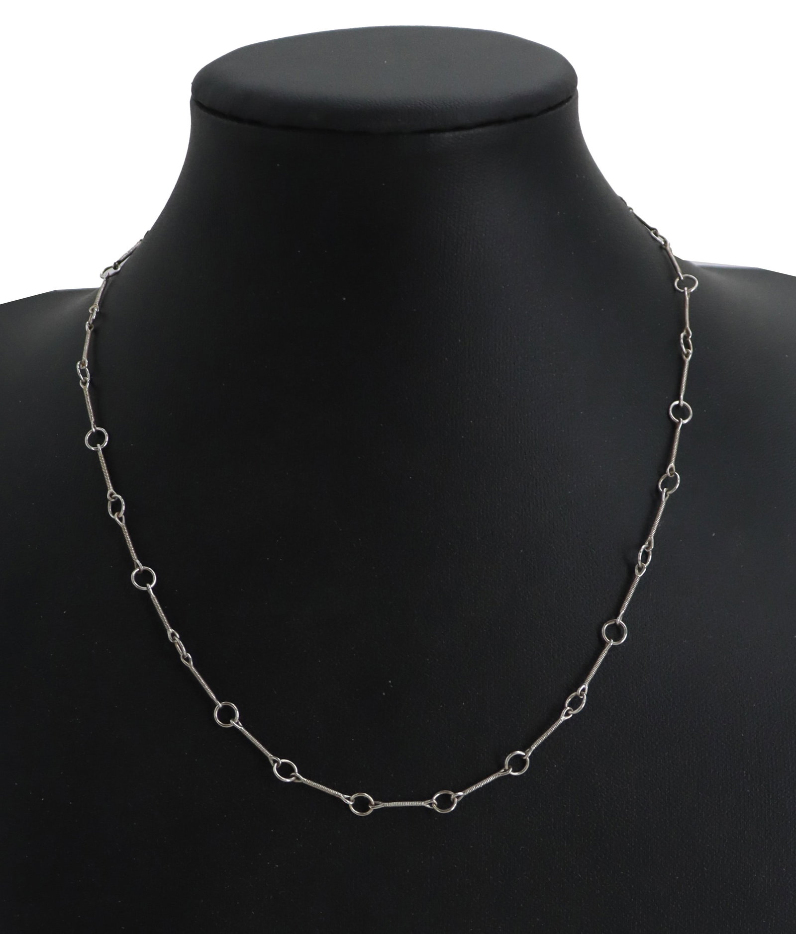 18k Gold Chain Necklace - 5.1 g.: 18k Gold Chain Necklace - 5.1 g. Minimalist silver-toned necklace features a station-style chain composed of alternating small circular rings and short, textured bar links. Marked on