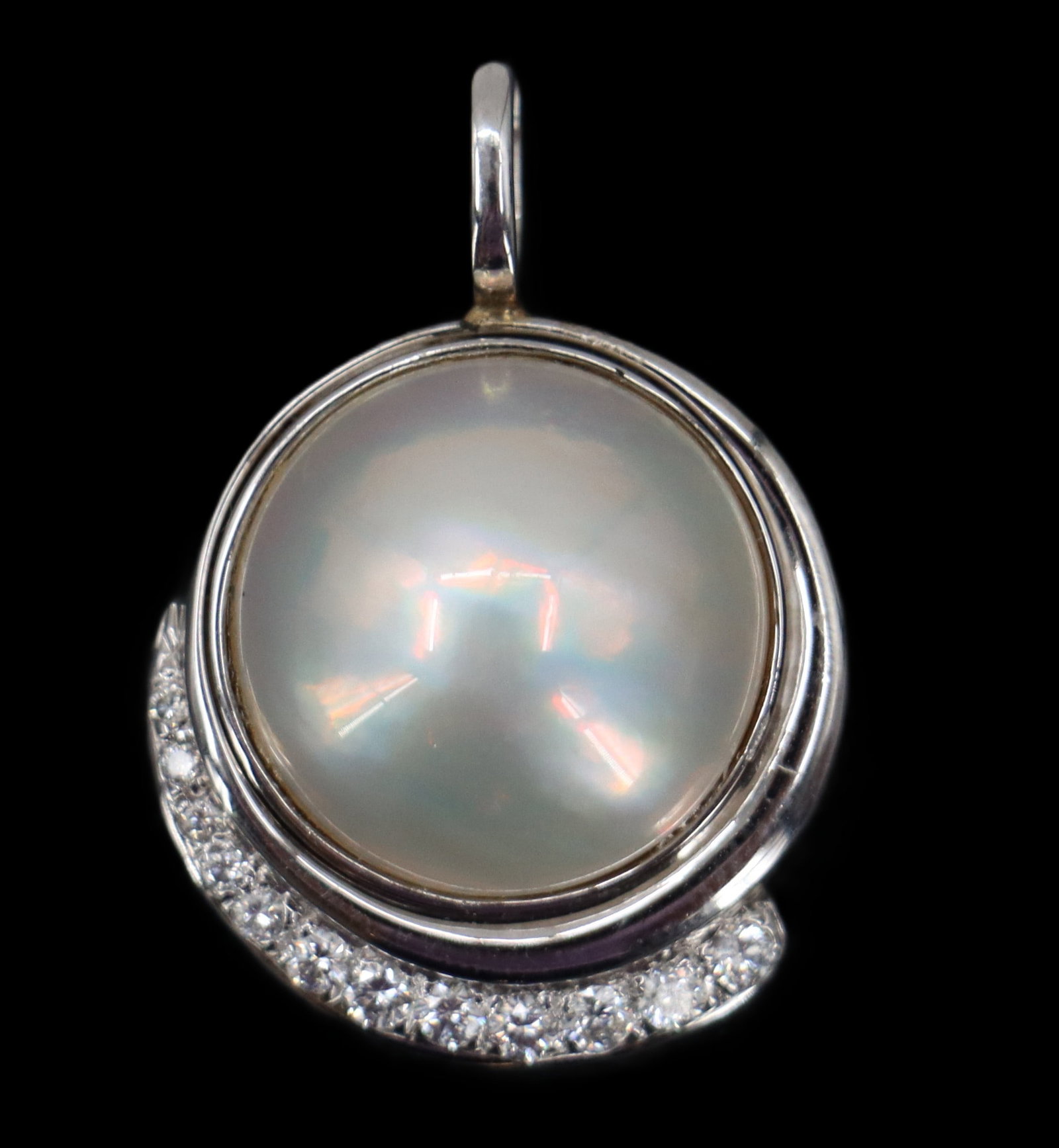 Marked 14K White Gold, Made Pearl, and Diamond Pendant - Gross 8.2 g.: Marked 14K White Gold, Made Pearl, and Diamond Pendant - 8.2 g. Elegant pendant features a large, luminous mabe pearl bezel-set in silver-tone metal and accented by a crescent-shaped arc of shimm