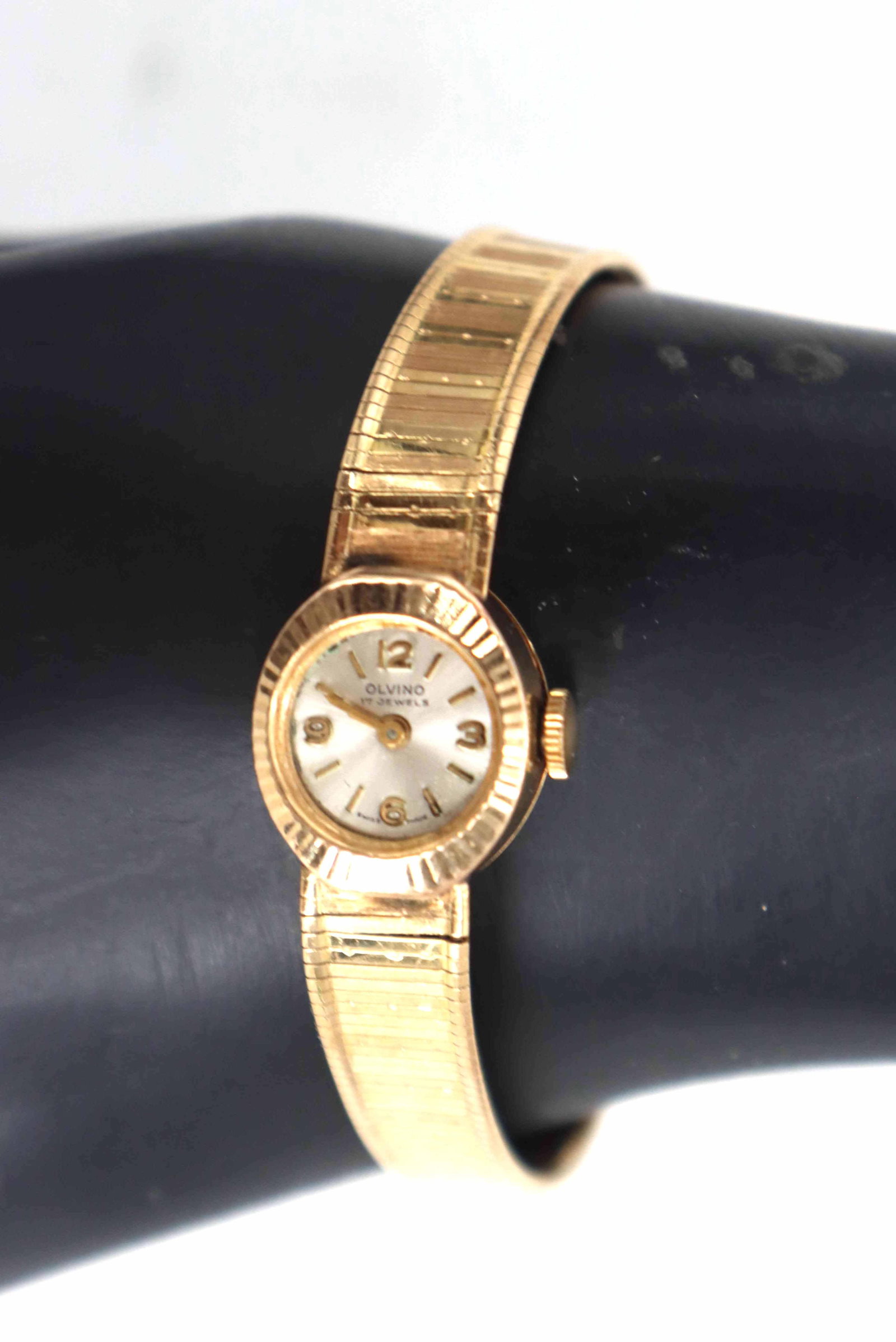 Swiss Olvino Marked 18k Yellow Gold 17 Jewels Wrist Watch - Gross 18.9 g - AS IS: Swiss Olvino Marked 18k Yellow Gold 17 Jewels Wrist Watch - Gross 18.9 g - AS IS. Round face with the 3, 6, 9, and 12, no other numbers. Marked on clasp. Condition: No glass over face.&nbs
